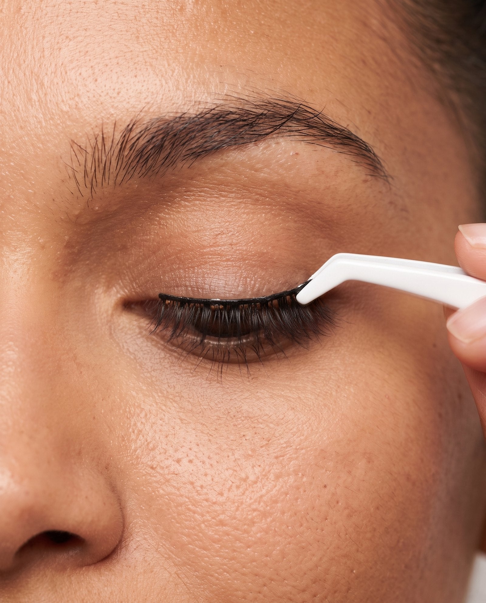 Applikator am oberen Wimpernkranz ansetzen