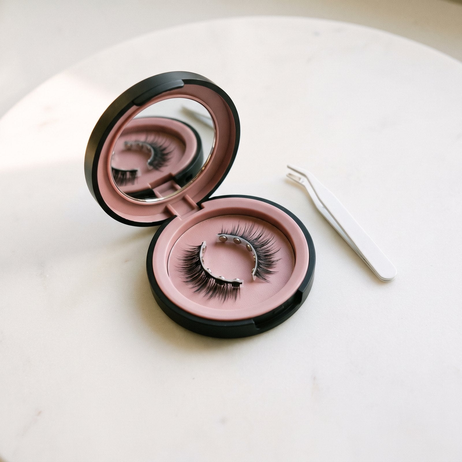 Case öffnen, Wimpern in den Applikator legen